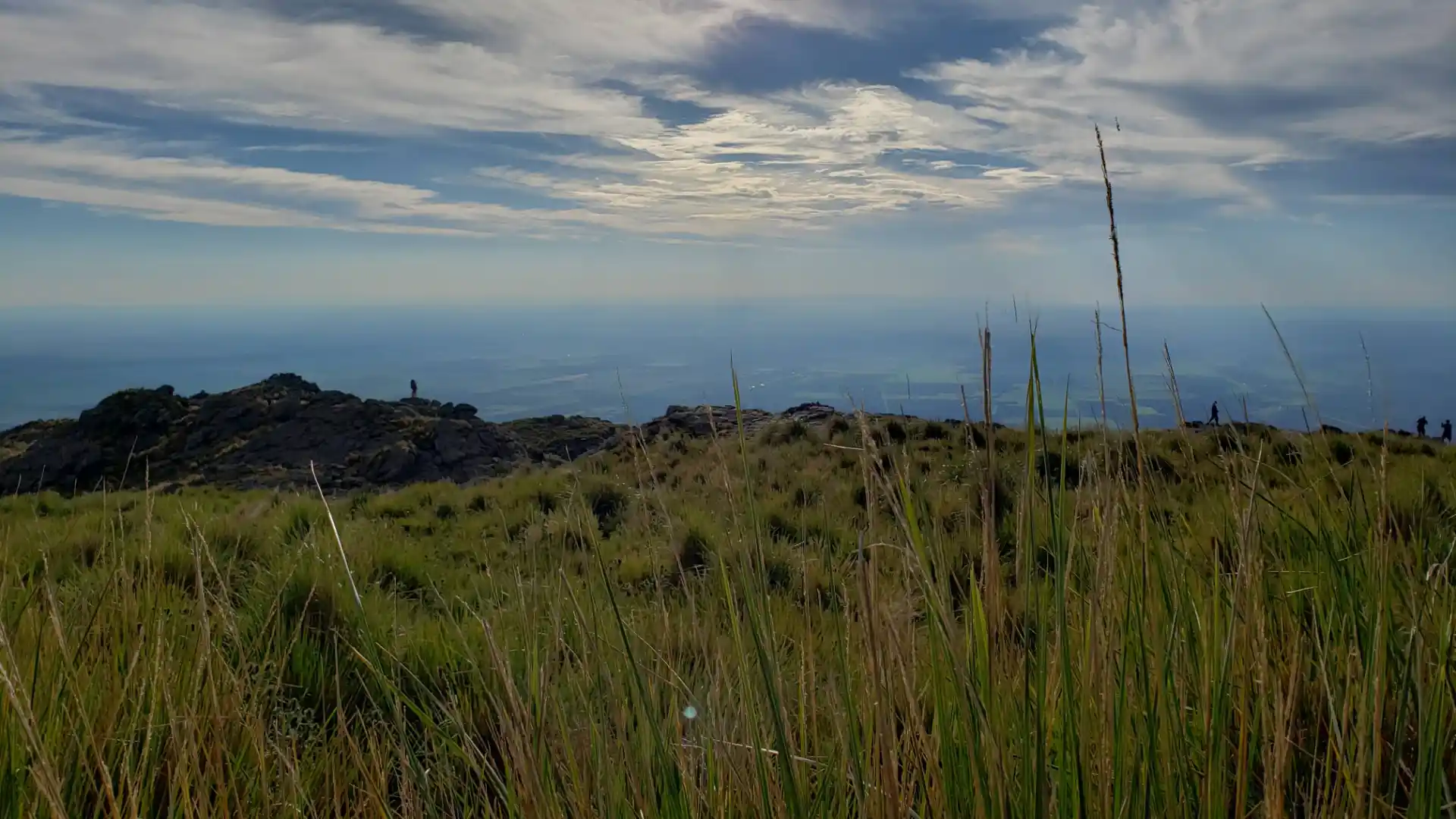 Panorámica del Filo de la Sierra con neblina, en el límite entre San Luis y Córdoba.